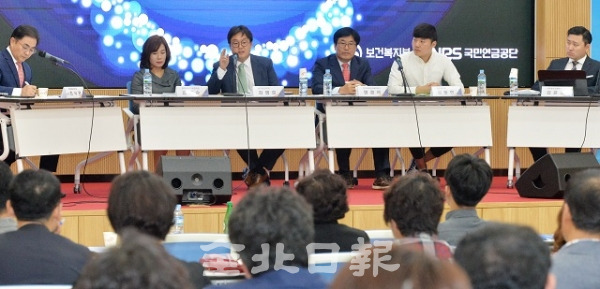 국민연금 개선 국민토론회가 열린 1일 NH농협중앙회 전북지역본부 회의실에서 시민 패널들로 구성된 각계 참석자들이 국민연금의 개선 방안 등에 대해 토론을 하고 있다. 박형민 기자