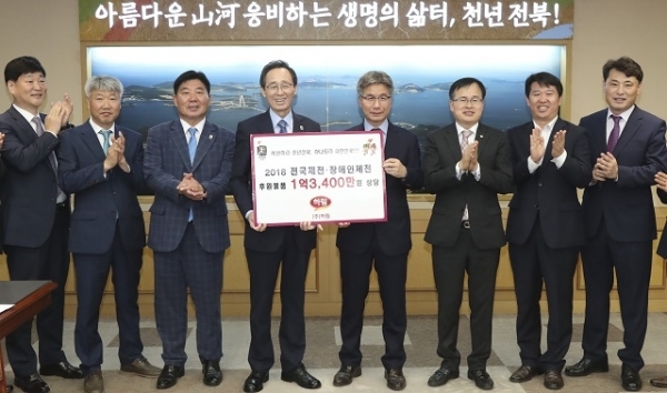 1일 도청 접견실에서 박길연 (주)하림 대표가 송하진 도지사에게 2018 전국체육대회과 전국장애인체육대회 성공개최 후원물품(1억 3천 4백만원상당)을 전달하고 있다. 사진제공 = 전북도