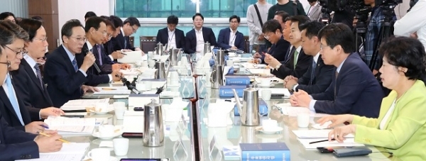 전북지역 국회의원과 전북도가 2일 국회의원회관에서 '예산정책협의회'를 열고 예산 증액·현안법안 통과를 위해 협력하기로 했다. 사진제공= 전북도