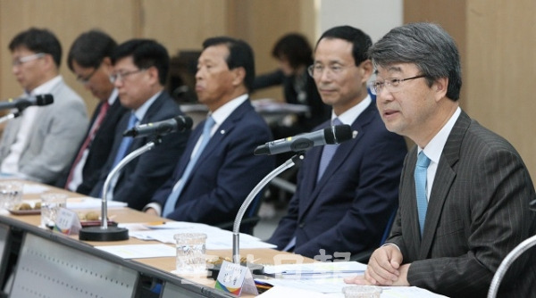 전북지역 규제혁신 현장간담회가 열린 2일 전주상공회의소 7층 회의실에서 김지형 규제혁신위원회 민간위원장이 인사말을 하고 있다. 박형민 기자