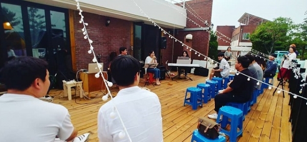 완주 복합문화지구 누에에서 진행된 청년 공연 사진.