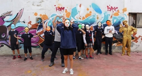 폐공장을 문화적으로 재생한 전주의 팔복예술공장. 오해룡 예술가와 청소년이 함께한 예술교육 '꿈꾸는 예술놀이터'  활동 모습.