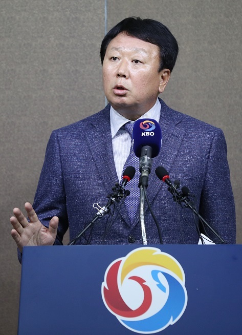 선동열 한국 야구대표팀 전임 감독이 4일 강남구 야구회관에서 열린 기자회견에서 2018 자카르타 팔렘방 아시안게임 야구대표 병역 미필선수 선발 관련 논란에 대해 해명하고 있다. 연합뉴스