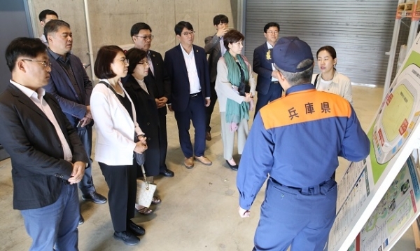 전북도의회 행정자치위원회가 일본에서 재해 대비 시스템과 재난 발생시 관리체계를 둘러보고 있다.