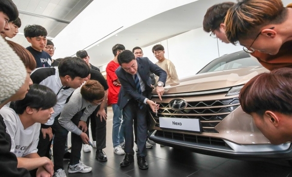 현대자동차㈜는 전국 자동차 관련 학과 대학생 100명을 초청해 자동차 관련 기술 등을 체험하는 ‘대학생 자동차 기술 캠프’를 실시했다고 5일밝혔다. 사진은 ‘대학생 자동차 기술 캠프’에 참가한 대학생들이 현대자동차 수소전기차 넥쏘에 대한 설명을 듣고 있는 모습.