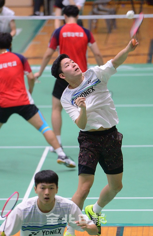제99회 전국체육대회를 앞두고 7일 원광대학교 문화체육관에서 사전경기로 열린 배드민턴 개인복식 남대부 경기에서 김재환-서승재 선수가 열띤 경기를 펼치고 있다. 박형민 기자