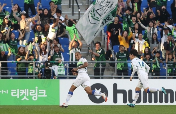 7일 오후 울산 문수축구경기장에서 열린 2018 KEB하나은행 K리그1 울산 현대와 전북 현대의 경기. 전북 로페즈가 선제골을 넣고 환호하고 있다. 연합뉴스