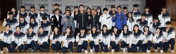 8일 우석대 체육관에서 열린 제99회 전국체전 우석대 선수단 결단식에서 선수와 지도자들이 포즈를 취하고 있다. 사진 제공= 우석대
