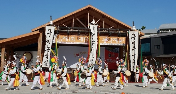 8일 삼례문화예술촌에서 열린 '제1회 대한민국 농악제'에서 구미의 한두레 마당예술단이 절도 있는 구미 무을농악을 펼치고 있다.