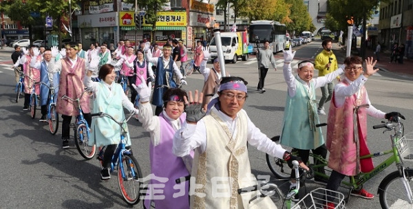 8일 전주시 오거리문화광장에서 청각장애인 부부인 송재승(59), 전순옥(62)씨 부부와 시민들이 자전거를 타고 성화봉송을 하고 있다. 조현욱 기자