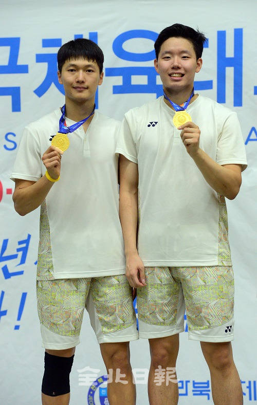 제99회 전국체육대회 배드민턴 경기 남자 대학부 개인복식에서 금메달을 획득한 원광대학교 김재환, 서승재 선수가 기념촬영을 하고 있다. 박형민 기자