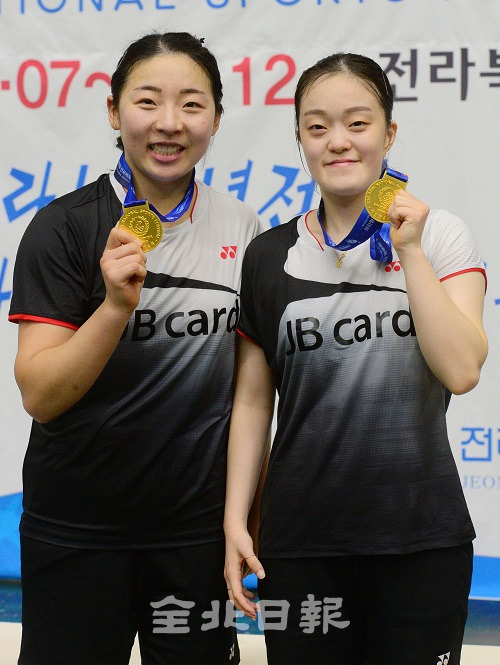 제99회 전국체육대회 배드민턴 경기 여자일반부 개인복식에서 금메달을 획득한 전북은행 공희용, 윤민아 선수가 기념촬영을 하고 있다. 박형민 기자