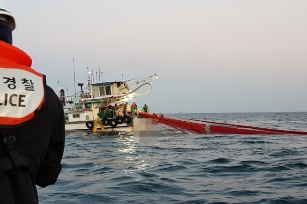 불법조업 선박을 검문검색하는 부안해경.
