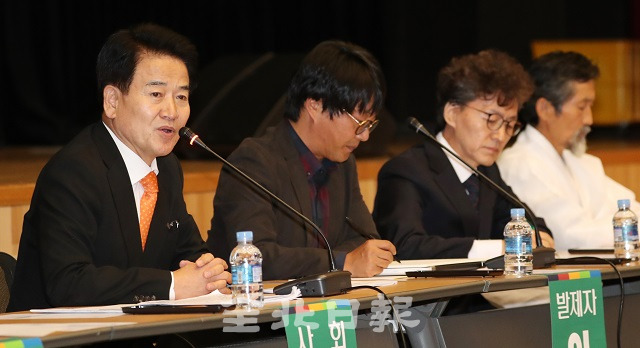 9일 '혁신도시 냄새 어떻게 잡을 것인가 주민토론회'가 농촌진흥청 강당에서 열린 가운데 사회자로 나온 정동영 의원이 발언하고 있다. 조현욱 기자