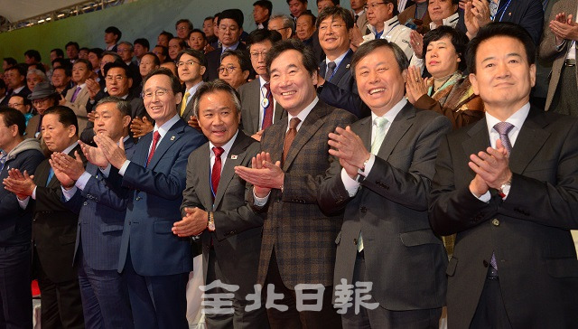 제99회 전국체육대회 개막식이 열린 12일 익산종합경기장에서 이낙연 국무총리와 송하진 지사, 도종환 문체부 장관, 이기흥 대한체육회 회장 등 내빈들이 박수를 치고 있다. 박형민 기자