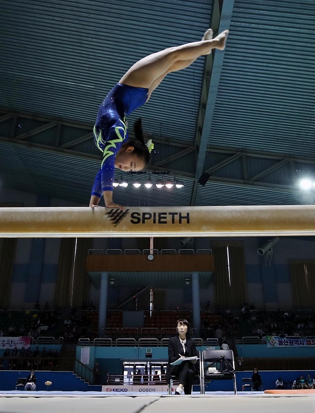 13일 전북 전주 화산체육관에서 열린 제99회 전국체육대회 기계체조 여자고등부 경기. 여서정(경기체고)이 평균대 연기를 선보이고 있다. /연합뉴스