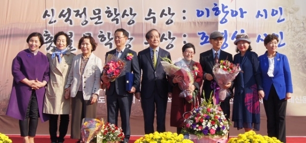 지난 13일 부안 석정문학관에서 열린 신석정문학상 시상식에서 수상자들과 윤석정 신석정기념사업회 이사장이 기념 촬영을 하고 있다. 2.JPG