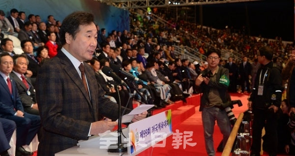 제99회 전국체육대회 개막식이 열린 지난 12일 익산종합경기장에서 이낙연 국무총리가 축사를 하고 있다. 박형민 기자
