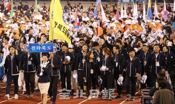 제99회 전국체육대회 개막일인 지난 12일 익산 종합운동장에서 전북 선수단이 입장하고 있다. 조현욱 기자