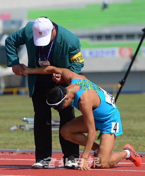 13일 5000m 남자 대학부 경기에 출전해 은메달을 획득한 김용수 선수가 결승점 통과 후 쓰러지자 심판을 부축을 받아 일어서고 있다. 박형민 기자