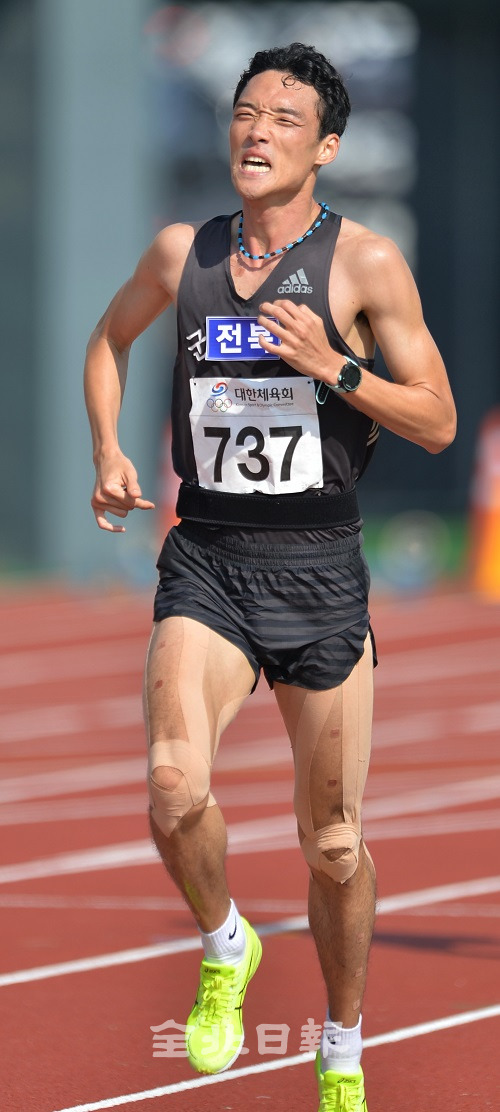 13일 마라톤 경기에 출전한 군산시청 선수가 결승지점인 익산종합운동장 트랙을 온 힘을 다해 질주하고 있다. 박형민 기자