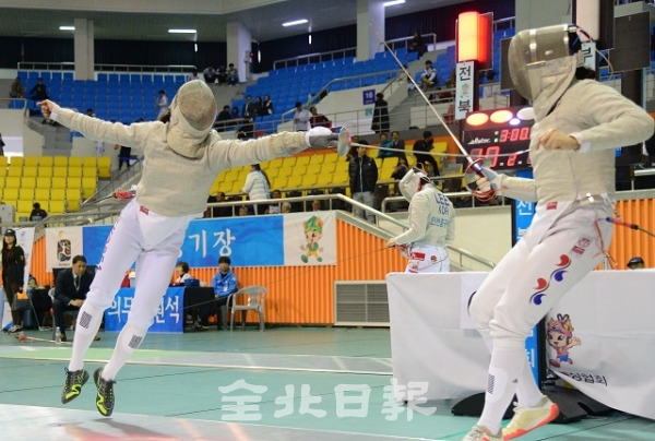 여자 펜싱 김지연(익산시청) 선수가 14일 익산실내체육관에서 열린 사브르 여자일반부 예선에서 부산 최혜정 선수에게 공격을 하고 있다. 박형민 기자