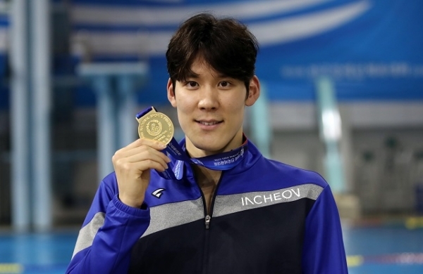 15일 오후 전북 전주완산수영장에서 열린 제99회 전국체육대회 수영 남자일반부 자유형 200m 결승 경기. 박태환(인천시청)이 금메달을 목에 걸고 포즈를 취하고 있다. 연합뉴스
