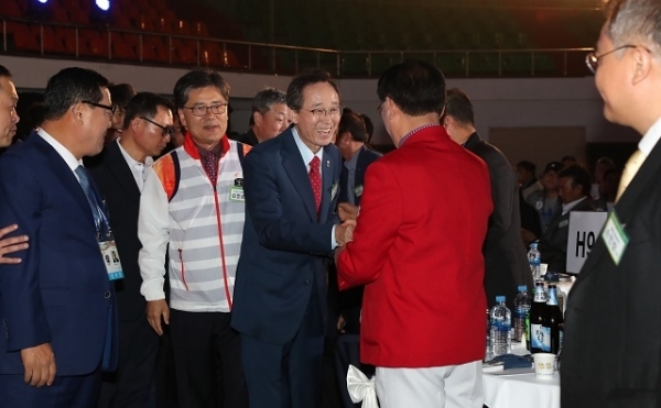 15일 원광대학교 문화체육관에서 열린 제99회 전국체육대회 해외동포선수단 환영식에서 송하지 도지사가 참석자들과 악수를 나누고 있다. 사진제공= 전북도