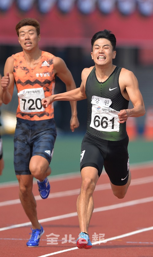 육상 남자 일반부 200m 경기에서 대회신기록을 갱신한 박태건(강원도청) 선수가 결승점을 앞두고 질주하고 있다. 박형민 기자
