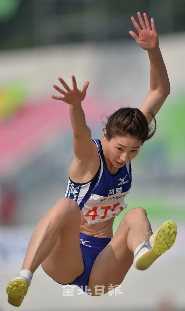 육상 여자 일반 멀리뛰기 경기에서 금메달을 획득한 김민지(개발공사) 선수가 도약하고 있다. 박형민 기자