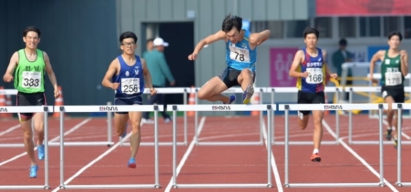육상 남자 고등부 400m 허들경기가 열린 15일 익산종합운동장에서 참가 선수들이 질주하고 있다. 박형민 기자