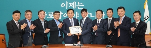 한신협 편집국장단이 15일 서울 여의도 국회 바른미래당을 방문해 김관영 원내대표에게 네이버-지역 언론 상생법안 조속 통과 요청 서한을 전달하고 있다. 왼쪽부터 매일신문 김해용, 제주신보 김대영, 강효상 의원, 경인일보 배상록, 김관영 원내대표, 전북일보 강인석, 정운천 의원, 대전일보 김재철, 부산일보 이병철 국장, 강원일보 이규호 서울취재팀장. 사진= 한신협 부산일보 김종호 기자