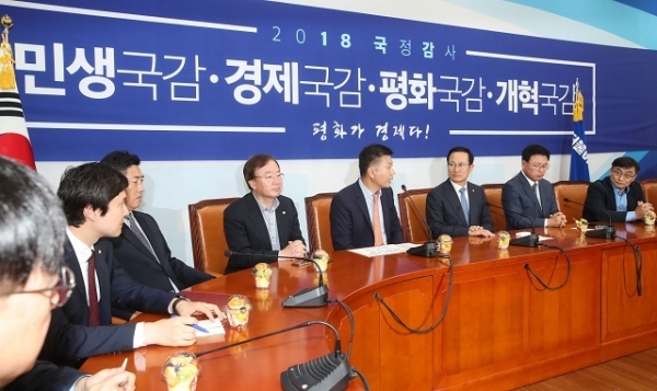 한신협 편집국장단이 15일 서울 여의도 국회 더불어민주당 원내대표실을 방문해 홍영표 원내대표, 강효상 의원, 김해영 의원, 조승래 의원과 면담 하고 있다. 사진= 한신협 부산일보 김종호 기자