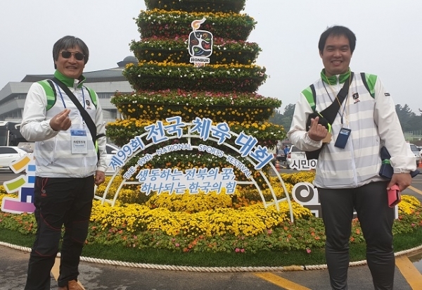 가장 먼저 익산공설운동장에 도착해 자원봉사를 시작하는 김영한 씨(왼쪽)와 전국체전 기간 휴가를 낸 직장인 김삼현 씨가 성공적인 축제를 기원하며 구슬땀을 흘리고 있다.