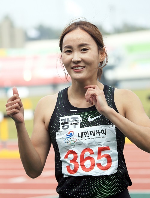 아시안게임 여자 100ｍ 허들에서 금메달을 선사한 정혜림(광주광역시청)이 16일 익산시 종합운동장에서 열린 전국체전 여자일반부 100ｍ 허들에서 가장 빨리 골인한 후 기뻐하고 있다. 연합뉴스