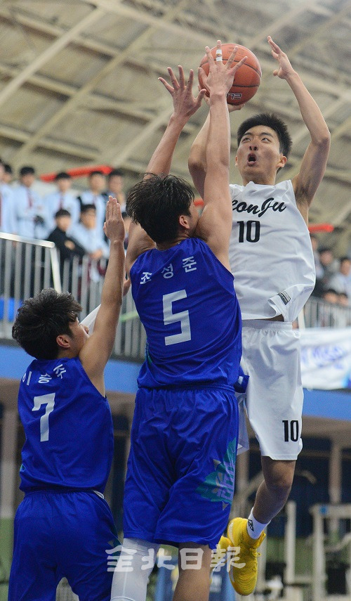 농구 남자 고등부 2회전 경기가 열린 16일 전주고등학교에서 전주고 선수가 상대선수의 수비를 넘어 슛을 날리고 있다. 박형민 기자