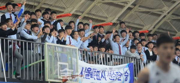 제99회 전국체전 농구 경기장인 전주고등학교에서 재학생들이 열띤 응원을 펼치고 있다. 박형민 기자