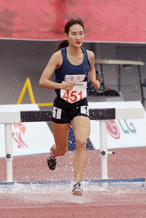 16일 익산종합운동장에서 열린 제99회 전국체육대회 육상 여자일반부 3000ｍ 장애물에서 조하림(충북 청주시청)이 10분초11초00의 한국 신기록으로 질주하고 했다. 연합뉴스