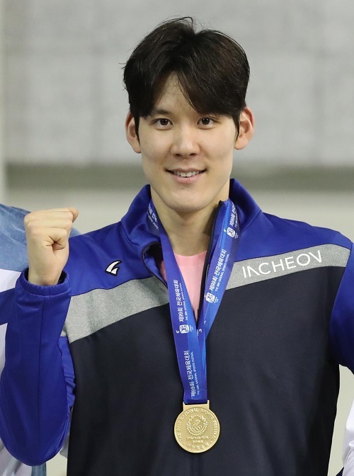 16일 오전 전주 완산수영장에서 열린 제99회 전국체육대회 수영 남자일반부 자유형 400m 결승 경기에서 3분 52초 97의 기록으로 금메달을 차지한 박태환(인천시청)이 시상대에 올라 포즈를 취하고 있다. 연합뉴스