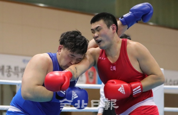 복싱 남자 일반부 슈퍼헤비급 결승 경기가 열린 17 익산시 마한교육문화회관에서 금메달을 획득한 박남형(남원시청) 선수가 공격을 하고 있다. 박형민 기자