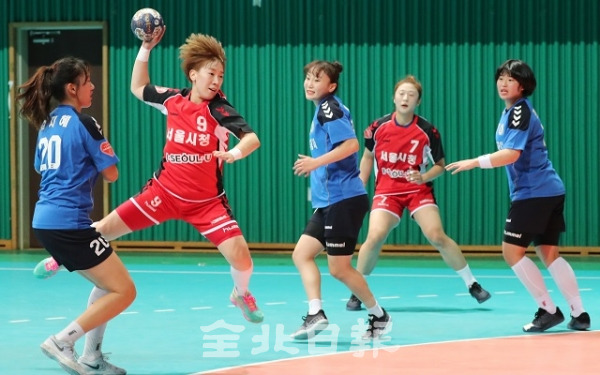 핸드볼 여자 일반부 준결승 경기가 열린 17일 정읍 국민체육센터에서 서울시청 선수들과 광주도시공사 선수들이 열띤 경기를 펼치고 있다. 조현욱 기자