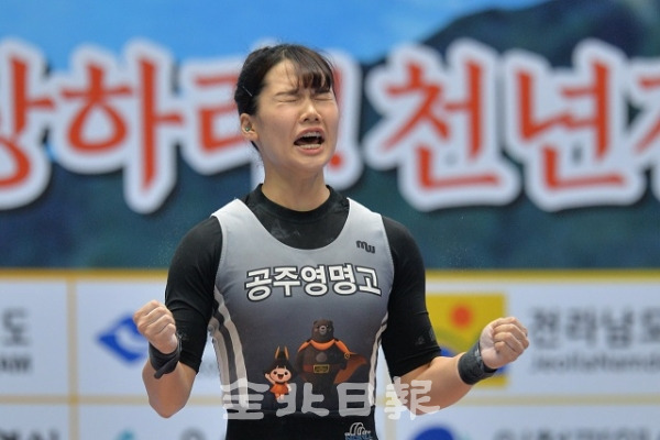 17일 진안문예체육회관에서 열린 역도 여자 고등부 58kg 경기에 출전한 나혜지(공주영명고) 선수와 63kg 경기에 출전한 김한솔(경기 청명고) 선수가 화이팅을 외치고 있다. 박형민 기자