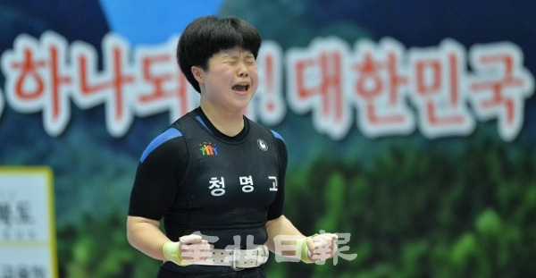 17일 진안문예체육회관에서 열린 역도 여자 고등부 58kg 경기에 출전한 나혜지(공주영명고) 선수와 63kg 경기에 출전한 김한솔(경기 청명고) 선수가 화이팅을 외치고 있다. 박형민 기자