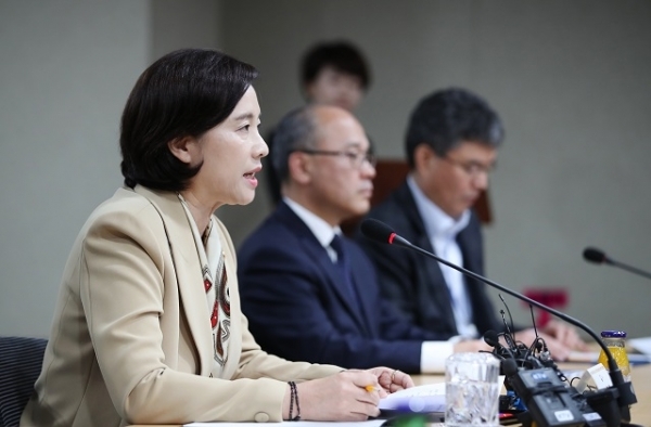 유은혜 사회부총리 겸 교육부 장관이 18일 오전 정부세종청사에서 열린 시·도 부교육감 회의에서 모두발언을 하고 있다. /연합뉴스