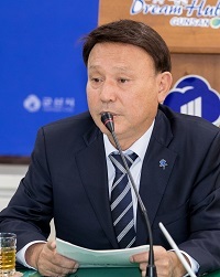 강임준 군산시장이 18일 손해배상 관련 공개 사과문을 발표하고 있다.