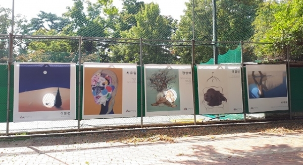 전주부설초등학교 테니스장에 전시된 작품들.