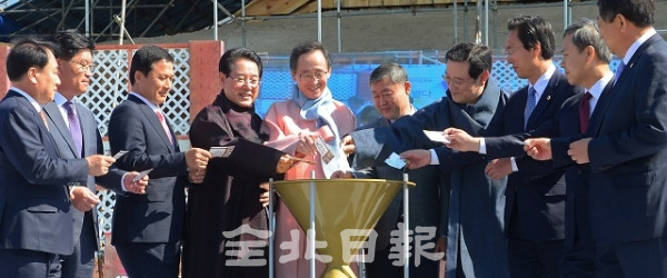 전라도 정도 천년 기념식이 열린 18일 전주 전라감영 복원 현장에서 송하진 도지사와, 이용섭 광주광역시장, 김영록 전남도지사, 김승수 전주시장을 비롯한 3개 시ㆍ도의회의장들이 타임캡슐에 소망의 글을 담고 있다. 박형민 기자