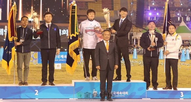 제99회 전국체전 폐회식이 익산 종합운동장에서 열린 18일 1위부터 3위 지역 대표들이 시상을 하고 있다. (1위 경기도, 2위 서울특별시, 3위 전라북도) 조현욱 기자