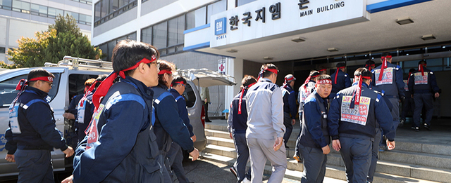 한국지엠(GM) 주주총회가 열릴 예정인 19일 오후 전국금속노동조합 한국지엠지부 노조원들이 주주총회 장소로 알려진 인천시 부평구 한국지엠 부평공장 본사 건물 내부로 들어서고 있다. 한국지엠은 이날 주주총회를 소집해 글로벌 제품 연구개발을 전담할 신설 법인 설립 안건을 통과시킬 예정이며 한국지엠 노조원들은 이를 저지할 계획이다.  /연합뉴스