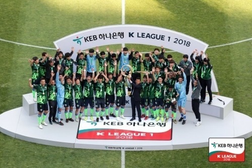 우승 트로피 받고 자축하는 전북 선수들[한국프로축구연맹 제공]